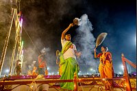 Priester vollziehen religiöse Rituale bei einer Gebetszeremonie zu Ehren des Ganges, der den Hindus heilig ist, während des Dev Deepawali Festes im nördlichen indischen Bundesstaat Uttar Pradesh. - © Rajesh Kumar Singh/AP/dpa