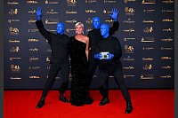 oderatorin Kamilla Senjo und die Blue Man Group kommen zur Verleihung des Medienpreises Goldene Henne in Leipzig - © Hendrik Schmidt/dpa