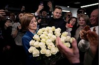 Maia Sandu, die amtierende Präsidentin von Moldau, hat die Stichwahl gewonnen und einen großen einen Blumenstrauß bekommen. - © Vadim Ghirda/AP