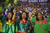Präsidentschaftswahl in Ecuador: Indigene Anhänger des ecuadorianischen Präsidenten Daniel Noboa feuern ihn während einer Wahlkampfveranstaltung an. Am 13. April gibt es in Ecuador eine Stichwahl, weil zuvor keiner der Präsidentschaftskandidaten die erforderliche Mehrheit bekommen hatte. - © Carlos Noriega/AP/dpa