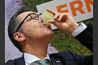 Bundeslandwirtschaftsminister Cem &Ouml;zdemir probiert einen gr&uuml;nen Smoothie. - &copy; Soeren Stache/dpa