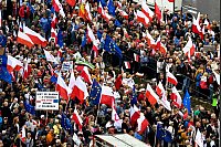 Bei dem Protest waren viele Polen- und EU-Flaggen zu sehen. - © Rafal Oleksiewicz/AP/dpa