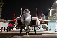 Ein bewaffnetes F-15 Flugzeug der israelischen Luftwaffe startet von einem unbekannten Ort in Israel aus zum Angriff auf den Iran. - © -/Israeli Army/AP/dpa