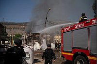 Israelische Feuerwehrleute löschen einen Brand, nachdem eine aus dem Libanon abgefeuerte Rakete im September in den Ort Kiryat Shmona eingeschlagen ist. - © Leo Correa/AP/dpa