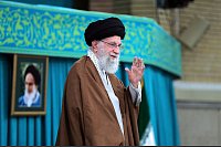 Irans Religionsführer Ajatollah Ali Chamenei winkt bei einem Treffen in Teheran der Menge zu. - © Uncredited/Office of the Iranian Supreme Leader/AP/dpa