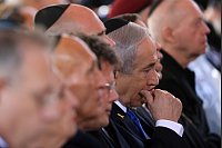 Israels Ministerpräsident Benjamin Netanjahu nimmt auf dem Militärfriedhof Mount Herzl in Jerusalem an einer Feier zum hebräischen Jahrestag des Hamas-Angriffs am 7. Oktober 2023 teil. - © Gil Cohen-Magen/Pool AFP/AP/dpa