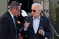 Präsident Joe Biden spricht mit einem Secret Service Agenten, als er mit der Marine One auf der Delaware Air National Guard Base in New Castle, Delaware, ankommt. - © Manuel Balce Ceneta/AP/dpa