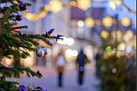 Ob jemand allein ist oder sich einsam fühlt, gerade in der Weihnachtszeit, ist nicht das gleiche. - © Ole Spata/dpa/dpa-tmn