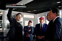 Elon Musk zeigt seinen Besuchern, wie der Hase läuft - bzw seine Space X Starship Rakete fliegen wird. - © Brandon Bell/Getty Images North America Pool via AP/dpa