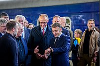 Merz, Macron, Starmer und Tusk in Kiew: Bundeskanzler Friedrich Merz (M, CDU), Frankreichs Präsident Emmanuel Macron (r), und Keir Starmer, Premierminister von Großbritannien, kommen mit einem Sonderzug auf dem Hauptbahnhof in Kiew an. - © Kay Nietfeld/dpa