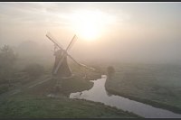 Die Windmühle Wynhamster Kolk steht im Nebel in Ditzum in Niedersachsen. - © Lars Penning/dpa