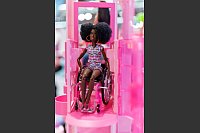 Mittlerweile gibt es auch eine Barbie im Rollstuhl (Archivbild). - &copy; Daniel Karmann/dpa