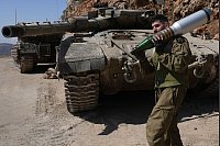 Hier wird nachgeladen! Ein israelischer Reservesoldat trägt eine Panzergranate nahe der nordisraelischen Grenze zum Libanon. Das israelische Militär hat vier weitere Städte in der Nähe der libanesischen Grenze zur "geschlossenen Militärzone" erklärt. - © Ayal Margolin/JINI via XinHua/dpa