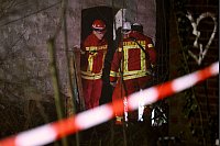 Rettungskräfte beraten vor eine Gebäude, in dem sich Personen in einem Tunnel verschanzt haben. - © David Young/dpa