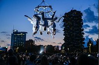 Show des Sylphes Aerial Ballet bei der Eröffnungsvorstellung des drei Tage dauernden Bam Circus im Porta Nuova Park. - © Claudio Furlan/LaPresse via ZUMA Press/dpa