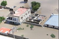 Überschwemmungen in Somalia: Blick auf Häuser, die nach einem schweren Regenguss von Hochwasser umgeben sind. - © Farah Abdi Warsameh/AP/dpa