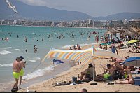 Am Strand - wie hier auf Mallorca - lässt es sich gut aushalten - © Clara Margais/dpa