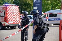 Polizisten sichern nach der Messerattacke das Schulgelände und suchen den Täter. (Archivbild) - © Henning Kaiser/dpa