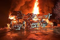 LKWs brennen in Berlin - insgesamt 16 Fahrzeuge fangen in der Nacht Feuer - © Sappeck/BLP/dpa