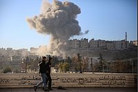 Militante islamische Gruppen haben die syrische Stadt Aleppo eingenommen. Der Diktator Assad und russische Verbündete fliegen Luftangriffe. - © Juma Mohammad/IMAGESLIVE via ZUMA Press Wire/dpa