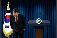 Der südkoreanische Präsident Yoon Suk Yeol verbeugt sich am Ende seiner Ankündigung. Er hat sich bei seinem Volk für das vorübergehende Verhängen des Kriegsrechts entschuldigt. - © South Korean Presidential Office/Yonhap via AP/dpa