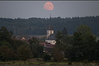 Wegen seiner nicht kreisrunden Umlaufbahn gab es einen Vollmond besonders nah an unserem Heimatplaneten - entsprechend wirkte er ungewöhnlich groß, wie am Abend hier im Taunus. - © Boris Roessler/dpa