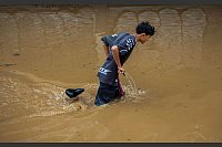 Der Ping River hat derzeit einen Höchststand und ist über die Ufer getreten. - © Pongmanat Tasiri/SOPA Images via ZUMA Press Wire/dpa