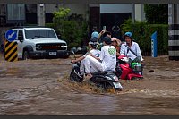 Das Wasser stand teilweise einen Meter hoch. - © Pongmanat Tasiri/SOPA Images via ZUMA Press Wire/dpa