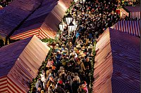 Menschen drängen sich über den Nürnberger Christkindlesmarkt. - © Daniel Karmann/dpa