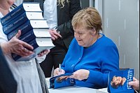 Angela Merkel signiert im Theater in Stralsund ihr Buch «Freiheit. Erinnerungen 1954 - 2021». - © Stefan Sauer/dpa
