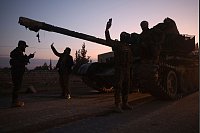 Oppositionskräfte übernehmen die Kontrolle über Gebiete außerhalb von Aleppo. - © Ghaith Alsayed/AP/dpa
