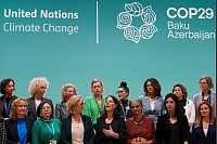 Außenministerin Annalena Baerbock spricht während eines Fototermins mit anderen weiblichen Führungspersönlichkeiten auf dem UN-Klimagipfel COP29. - © Peter Dejong/AP