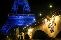 Der Eiffelturm wird im Rahmen der internationalen Veranstaltung «SOS Ocean» zur Vorbereitung der 3. Konferenz der Vereinten Nationen über die Ozeane in Paris blau beleuchtet. - © Thomas Padilla/AP/dpa