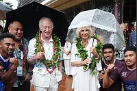 Ganz in Weiß: Charles und Camilla im Pazifikstaat Samoa - © Aaron Chown/PA Wire/dpa