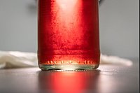 Nach Abwischen der Flasche mit trockenem Küchenpapier zeigt sich: Das Getränk ist bereits so kalt, dass das Glas beschlägt. - © Christin Klose/dpa-tmn