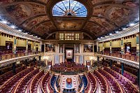 Leere Sitze sind im Unterhaus des spanischen Parlaments in Madrid. In Spanien wird gewählt. Regierungschef Pedro Sánchez droht eine Niederlage. - © Bernat Armangue/AP/dpa