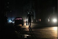 Kuba nach inselweitem Stromausfall im Dunkeln. Nach einer Störung in einem Umspannwerk behelfen sich die Menschen in Havanna mit dem Licht aus Scheinwerfern der Autos und den Displays ihrer Handys. - © Ramon Espinosa/AP/dpa