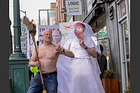 Mit freiem Oberkörper auf einem Pferd macht ein Demonstrant in Vermont den russischen Präsidenten nach und nimmt seine Braut alias US-Präsident Trump mit. - © Kristopher Radder/The Brattleboro Reformer via AP/dpa