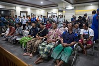 Die Überlebenden wurden zunächst ärztlich untersucht. - © Firdia Lisnawati/AP/dpa