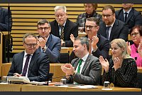 Mario Voigt (l, CDU), wird nach seiner Wahl zum neuen Ministerpräsidenten von Thüringen beglückwünscht. - © Martin Schutt/dpa