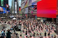 Anlass für das Massen-Yoga ist der Welt-Yoga-Tag am 21. Juni. - © Christina Horsten/dpa