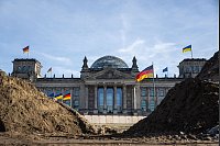 Nach der Bundestagswahl - Vor dem Reichstagsgebäude ist eine Baustelle. - © Christophe Gateau/dpa