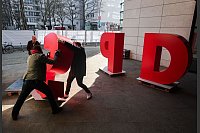Nach der Bundestagswahl - Arbeiter demontieren einen SPD-Schriftzug vor dem Willy-Brandt-Haus. - © Hannes P. Albert/dpa
