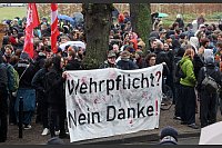 Die geplante Wiedereinf&uuml;hrung der Musterung ruft Tausende auf die Stra&szlig;e. (Archivbild) - &copy; Bernd W&uuml;stneck/dpa