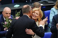 Bundestag: Neue Bundestagspräsidentin Julia Klöckner nimmt die Glückwünsche von Friedrich Merz entgegen. - © Kay Nietfeld/dpa