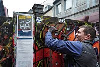Neuer Sichtschutz für die Herbertstraße: Ein Schlosser entfernt einen Bolzen an der alten Sichtschutzanlage am östlichen Eingang der Herbertstraße im Stadtteil St. Pauli. Die denkmalgeschützte Sichtschutzanlage an der Ostseite wird komplett durch eine neue Toranlage ersetzt. - © Marcus Brandt/dpa