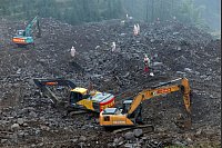 Kälte, schlechtes Wetter und rutschige Straßen erschwerten den Helfern von Militär, Feuerwehr und Katastrophenschutz die Arbeit. - © Jiang Hongjing/Xinhua/dpa