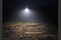 Der Erdrutsch hatte am Samstag mehrere Häuser unter sich begraben. - © Jiang Hongjing/XinHua/dpa