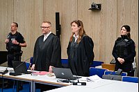 Die Anwälte verlasen Erklärungen der Angeklagten. - © Uwe Anspach/dpa