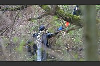 Mitte März entdeckten die Ermittler die Leiche der 51-jährigen Großmutter des Babys in einem See bei Bad Schönborn (Landkreis Karlsruhe). (Archivbild) - © René Priebe/dpa